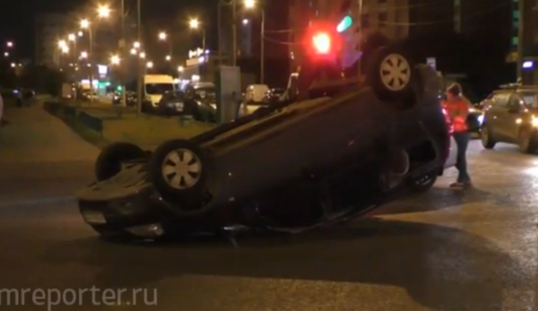 На Южнобутовской улице в результате ДТП перевернулся автомобиль